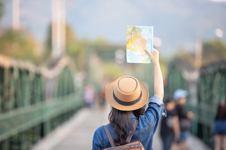 [fpdl.in]_female-tourists-on-hand-have-a-happy-travel-map_1150-7411_medium.jpg